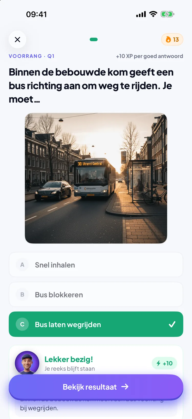 Permio-oefenvraag met een foto van een bus die bij een Nederlandse halte wegrijdt, het goede antwoord Bus laten wegrijden groen gemarkeerd en Lekker bezig van de coach